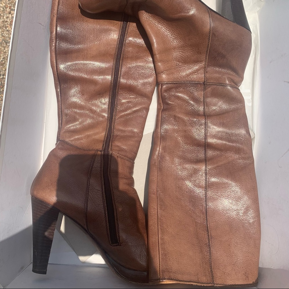 Woman’s size 41 brown leather boots .